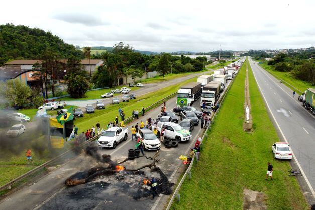 Um grupo de caminhoneiros fecha trecho da rodovia Dom Pedro, em Atibaia