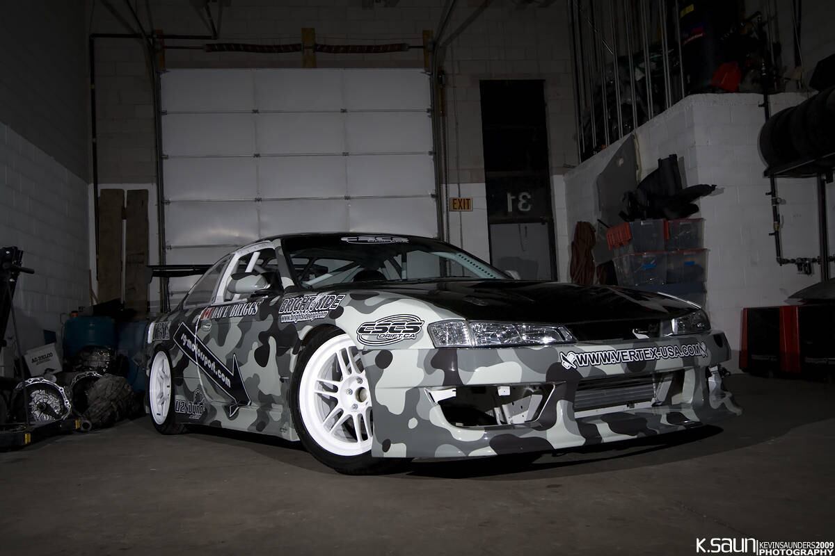 Capô preto, rodas brancas, camuflagem... Tem muita informação aí, não?