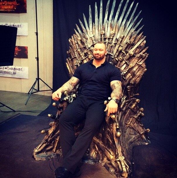 Olha ele aí sentado no cobiçado trono de Game of Thrones
