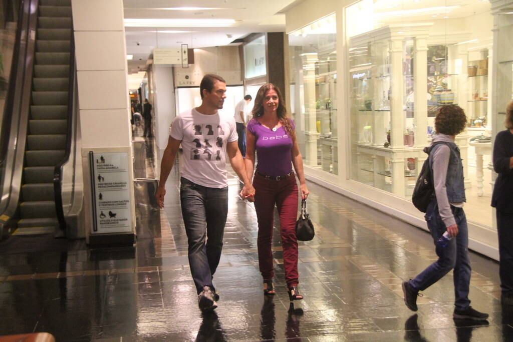 O casal passeando juntinhos