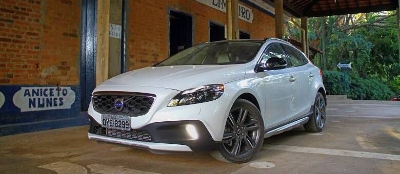 Mudanças sutis: novos para-choques, barras no teto e rodas aro 18" compõem visual aventureiro do V40 Cross Country