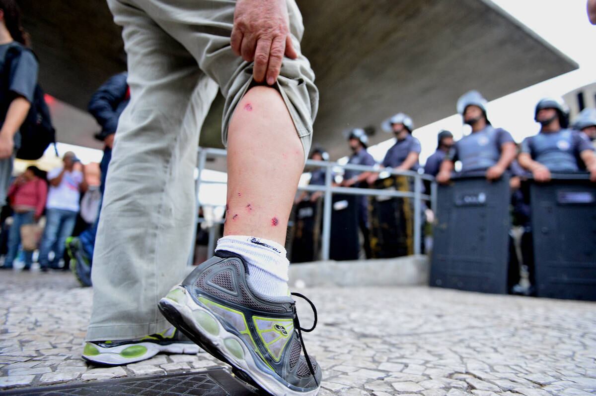 Ao menos dois grevistas ficaram feridos e uma pessoa foi detida por desacato