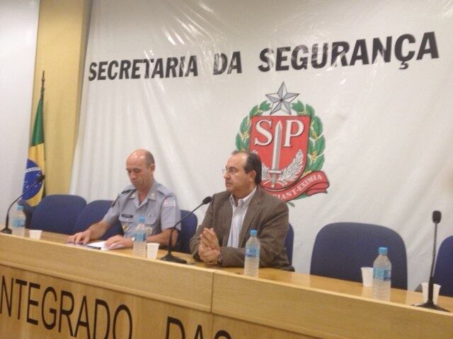 Fernando Grella ao lado do coronel Meira, durante coletiva neste domingo