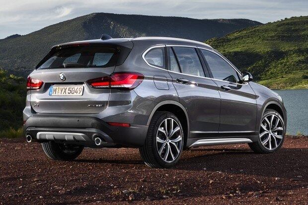 A ponteira dupla de escapamento ficou maior e os faróis de neblina passam a contar com tecnologia LED.