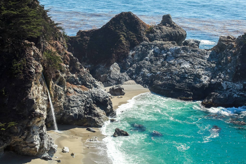 Olha que lindo! A McWay Falls também localizada na Califórnia fica próxima a uma praia. A água cai praticamente direto no mar