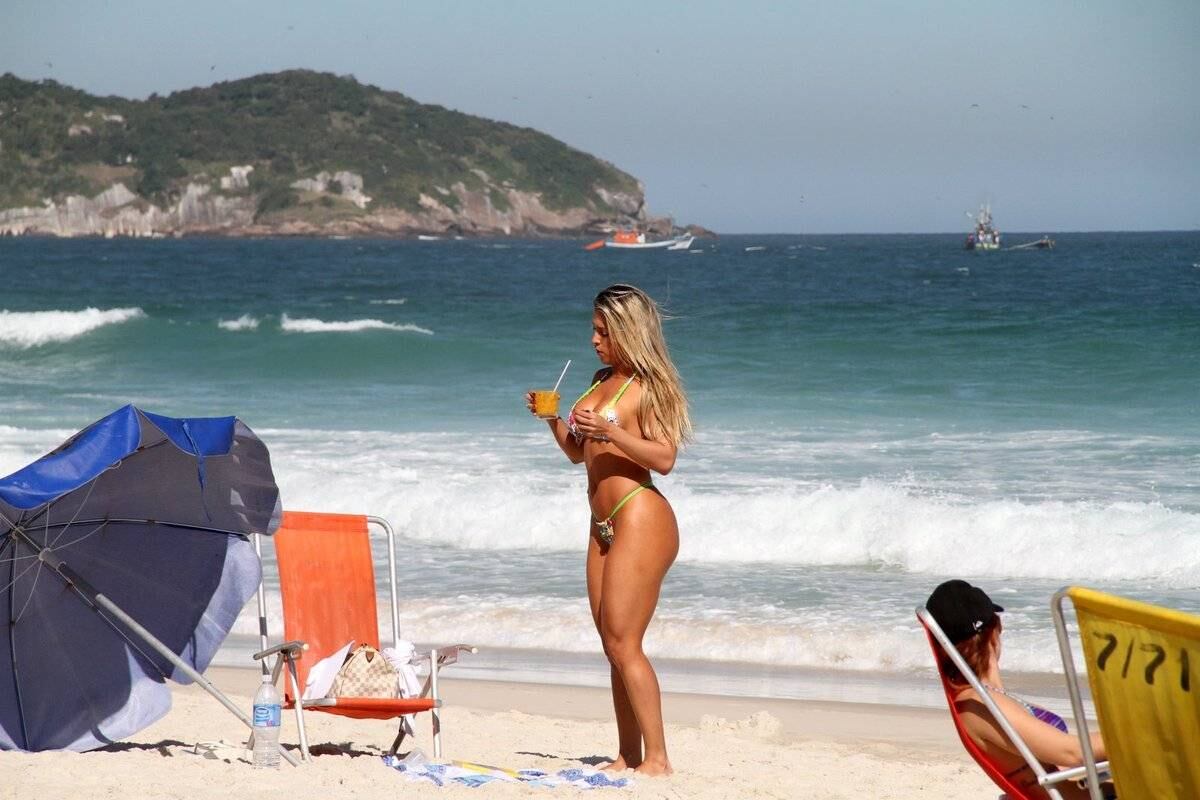 Dani Vieira foi à praia da Barra da Tijuca, no Rio de Janeiro