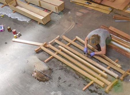 Designer aposta em nova chance para pessoas e materiais descartados