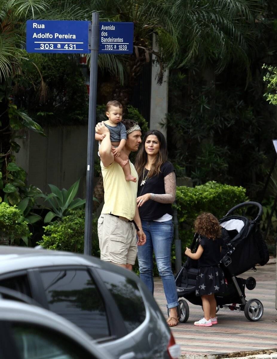 Após comerem, a família passeou pelas ruas de Belo Horizonte