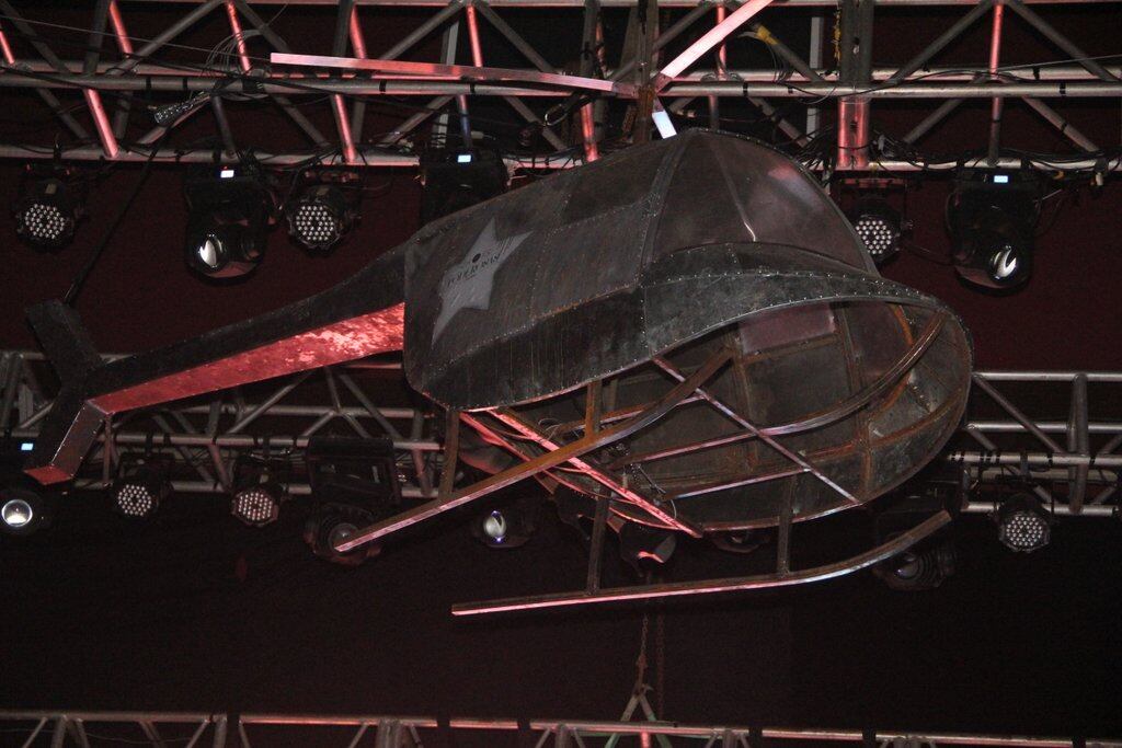 A cantora brincou de descer de uma imitação de helicóptero presa à estrutura do palco