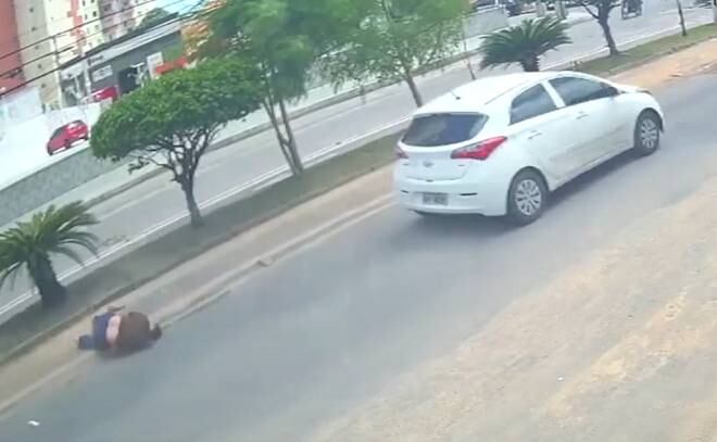 Mulher saltou do carro após ser levada de seu trabalho como refém, após assalto em Fortaleza
