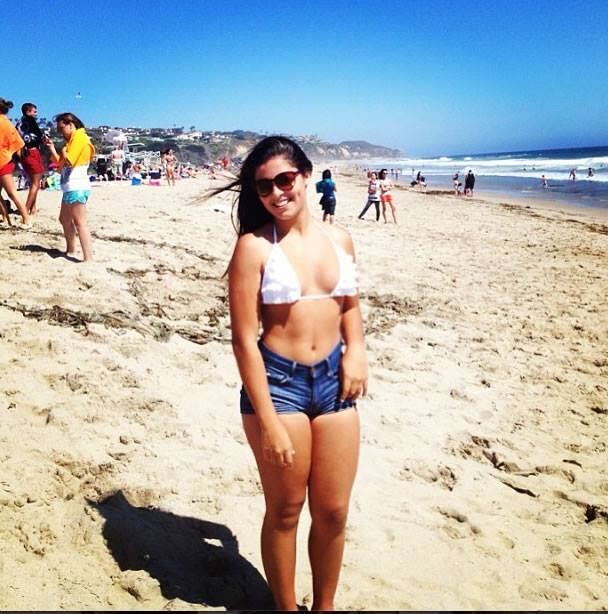 Ela adora postar fotos curtindo na praia