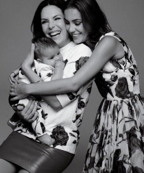Carolina Ferraz postou fotos com as filhotas, Valentina e Anna Izabel

— Feliz dia das mães pra todas nós mulheres e mães. Nós "preparadoras de seres humanos", com nossos corações cheios de um querer que é infinito. Hoje quero agradecer ao universo a oportunidade incrível que a vida me deu de amar, ser amada e criar essas duas pessoas lindas
