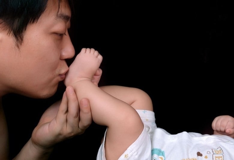 Todo mundo já escutou que pai tem que participar e, embora, o homem viva a gestação de uma maneira diferente da companheira é normal que também sinta certo nervosismo diante do novo desafio. “Nesse período é comum que ansiedade, insegurança e medo estejam presentes, independentemente da idade do homem. Há, ainda, aqueles que apresentam sintomas físicos, como enjoos e alterações de apetite. Mas, o homem irá vivenciar a gestação da companheira de maneira singular, conforme as suas características pessoais e história de vida”, comenta a mestre em psicologia e membro de Instituto Pais e Bebês, Mariana Effting de Sousa Schmitz.