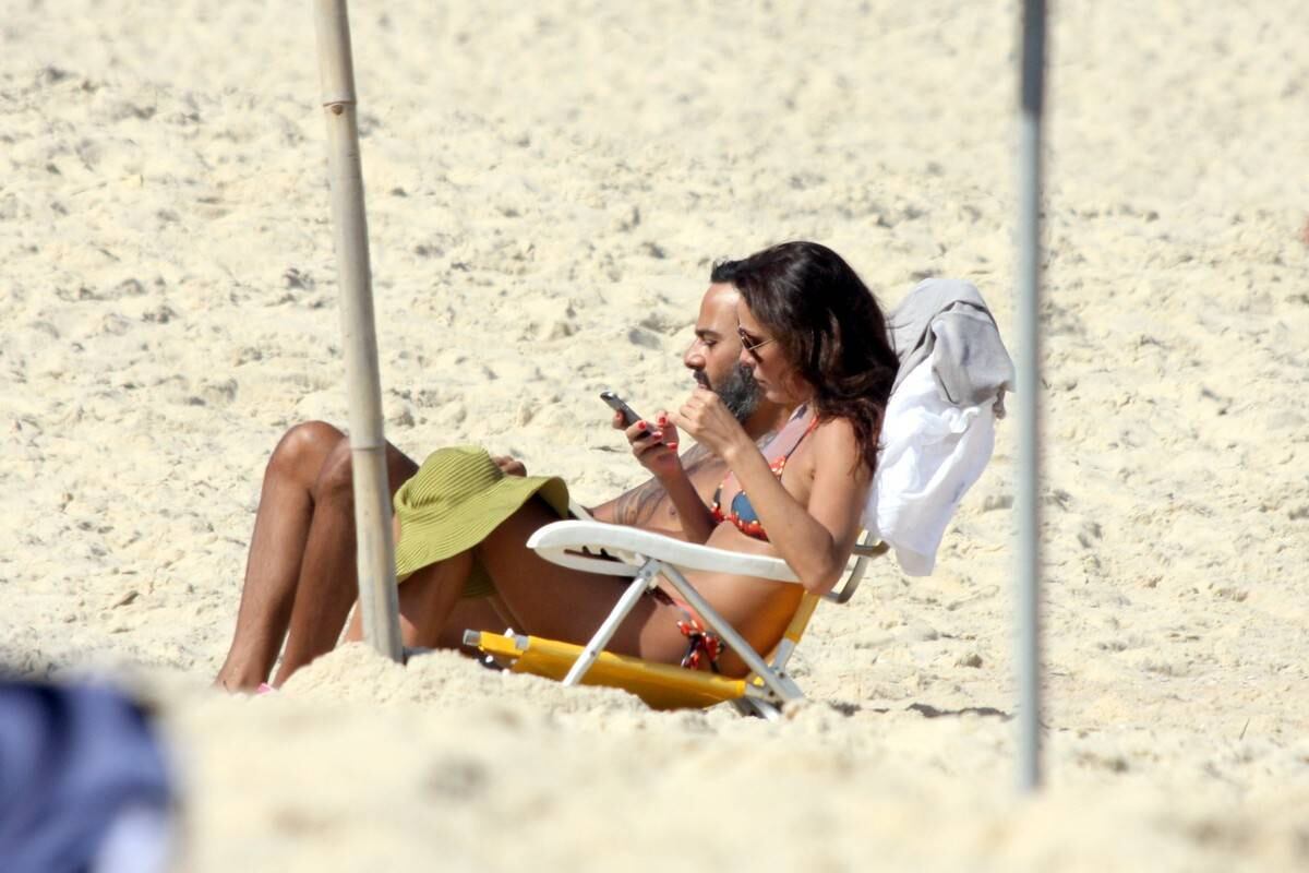 Carolina Ferraz tomou sol com o namorado