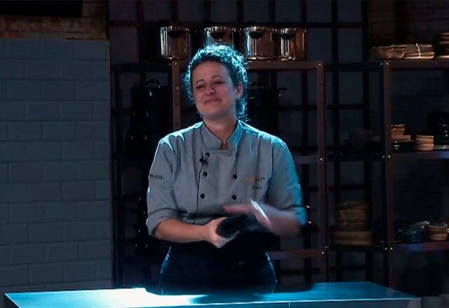 13. Sheilla Furman

Com muita dificuldade, o júri decidiu que o prato de Sheilla foi o menos saboroso e, consequentemente, a deixaram fora da final da competição
