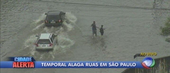 Alagamentos atrapalham a vida do motorista no início da noite desta sexta-feira