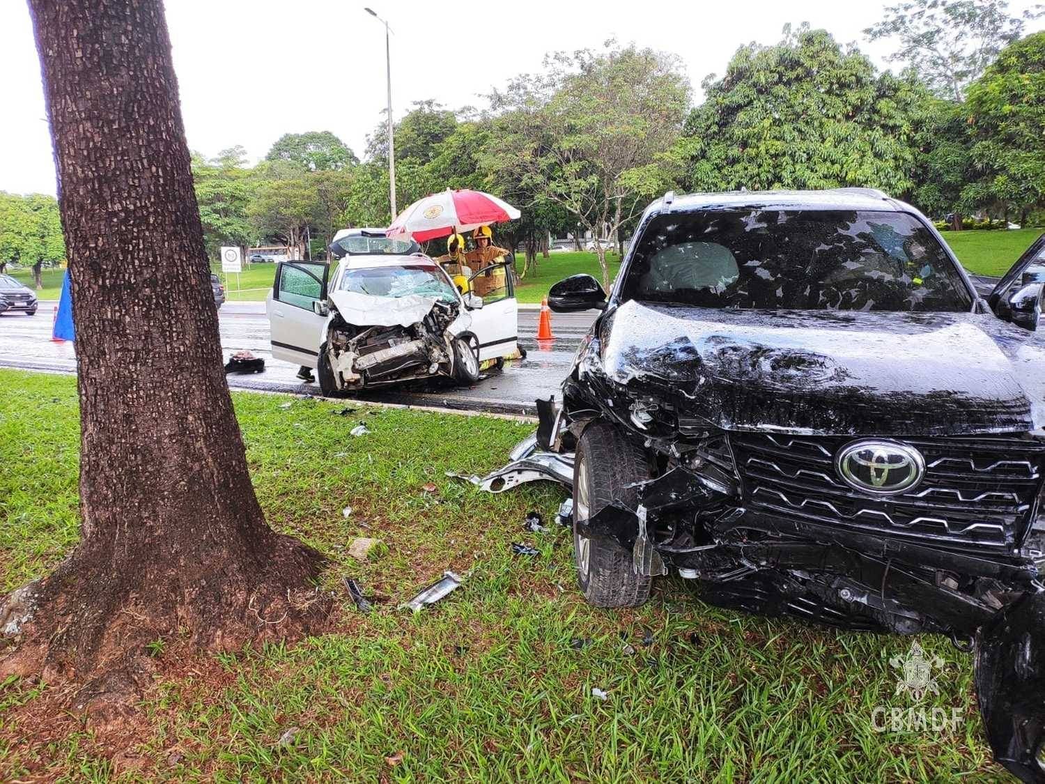 Dois, dos três veículos envolvidos, colidiram frontalmente no Eixão Sul, nesta quinta-feira (16)