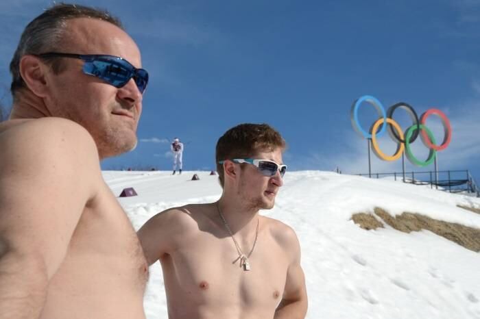 Mesmo com o frio, teve torcedor que tirou a camisa para tomar um solzinho em Sochi