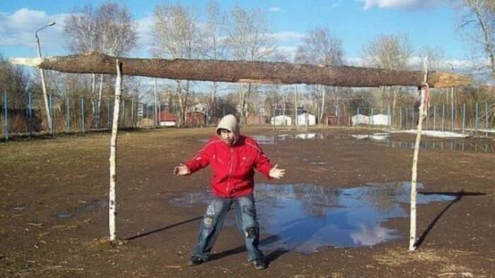 É assim que se joga futebol na Rússia? É bom esse travessão não cair na cabeça do goleiro! Sem contar a lama ali atrás
