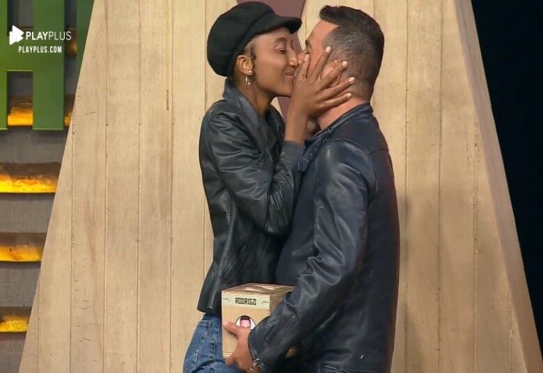 Durante a atividade Fato ou Fake, Rodrigo fez uma emocionante declaração de amor para a modelo! "Depois de muitas decepções amorosas, eu me fechei, então, estava no automático, só namorando e pensei: será que eu nunca mais eu vou me apaixonar por ninguém?... Você está conseguindo tirar isso de mim! Batendo com a pedrinha, que meu coração estava duro pra caramba. E eu vou dizer que isso é fake? É verdadeiro", finalizou o ator

