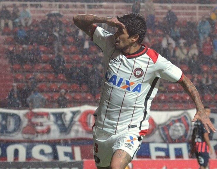 No Atlético-PR, é Lucho González quem tem mais experiência. O 'El Comandante' do Furacão tem exatos 37 anos, sete meses e 18 dias de vida; o meia argentino retornou ao clube r