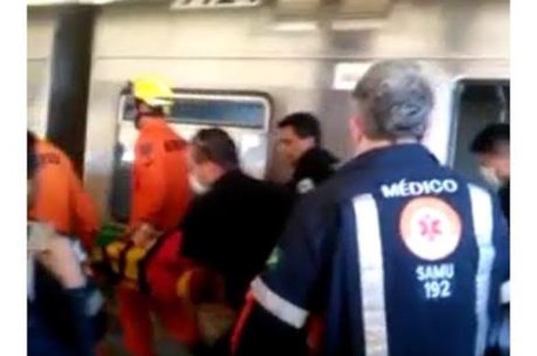 Um homem foi atropelado após cair nos trilhos do metrô da estação Guariroba, em Ceilândia (DF), em agosto deste ano. Ele teria esperado o trem se aproximar e pulado ou caído nos trilhos. Ele chegou a ser atingido pela locomotiva já que o maquinista não conseguiu parar a tempo de evitar a colisão. O homem foi resgatado inconsciente dos trilhos e encaminhado ao Hospital Regional de Ceilândia. Leia a matéria


