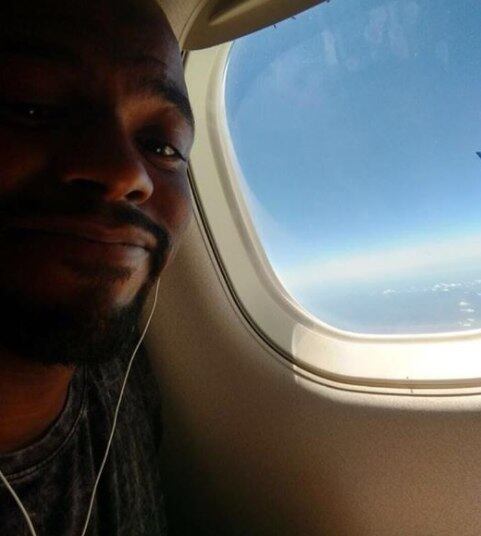 Gabriel no avião a caminho do show