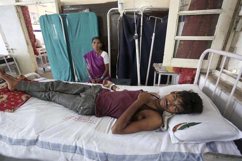 Choveu na Índia na noite da quarta-feira (28). Uma pequena
quantidade de água caiu sobre Hyderabad, capital dos estados indianos de Andhra
Pradesh e Telangana, e trouxe algum alívio para milhões de pessoas que
estavam desesperadas por conta do calor escaldante 