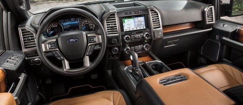 O interior é recheado e tem até massageador dos bancos e aquecimento nos dianteiros