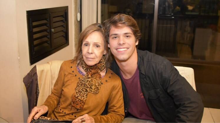 Os ensinamentos de Ísis também foram citados por Caio Vegatti, que vive Gustavo na trama, ao relembrar a família. "Eu fui criado pela minha avó materna. Ela era professora e sempre foi muito exigente com meus estudos e também com a alimentação. Quando eu tinha 15 anos, passei a morar com a minha avó paterna. Ela tem um jeito bem peculiar e me lembra a Ísis na questão dos princípios e valores. Ela preza muito pela família e pela união"