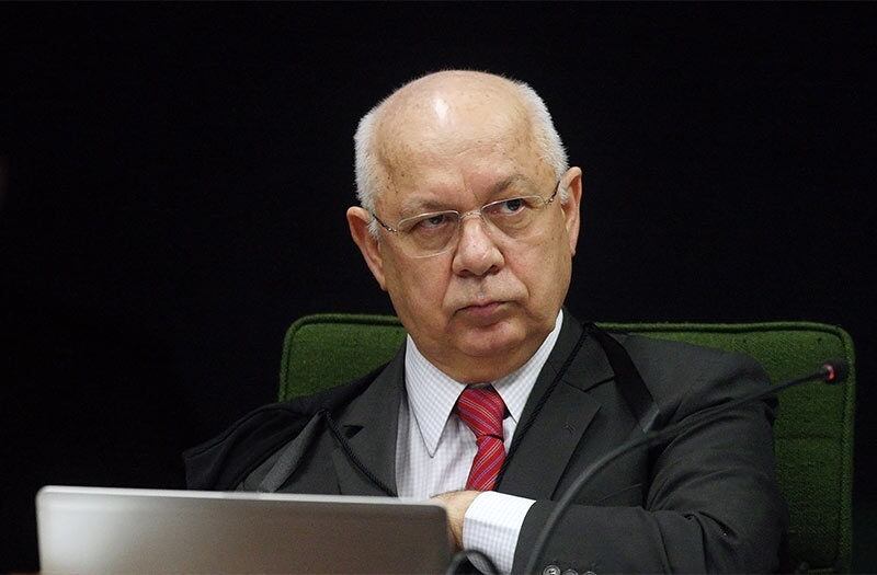 O ministro Teori Zavascki, do STF (Supremo Tribunal Federal), solicitou
que o juiz federal responsável pelas investigações da Operação Lava Jato em
primeira instância, Sérgio Moro, devolvesse
ao Supremo os processos que envolvem o ex-presidente Luiz Inácio Lula da Silva.
Na ocasião, Teori também pediu explicações ao juiz sobre os vazamentos de
conversas envolvendo o ex-presidente e a presidente Dilma Rousseff