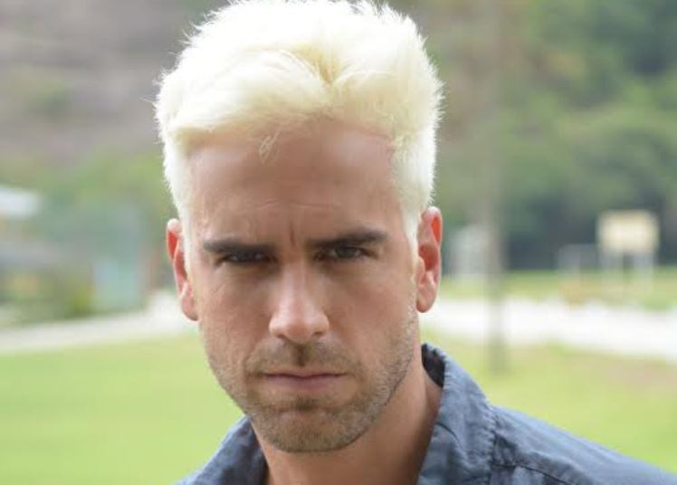 Quando
uma pessoa escolhe seguir a carreira de ator, já deve saber que o desapego com
o visual é fundamental. Cada personagem exige uma cor e corte de cabelo, roupas
e maquiagens diferentes. Na reta final de Vitória, Marcos Pitombo precisou
descolorir os fios e garante que curtiu a mudança

+Relembre as 10 cenas de ação que quase te fizeram cair do sofá!
+“Katia não está fora de perigo”, diz Karen Marinho
+“Transitar pelo lado sério e cômico da trama foi uma surpresa”, diz Bruna di Tullio sobre Luciene
