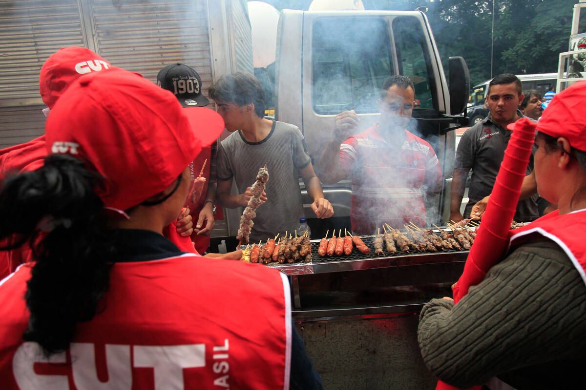 Ambulante vende churrasquinho durante manifestação na avenida Paulista