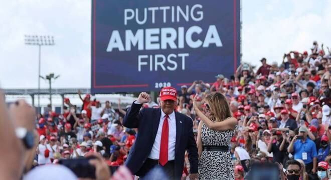 Donald Trump ao lado da esposa, Melania Trump durante comício na Flórida