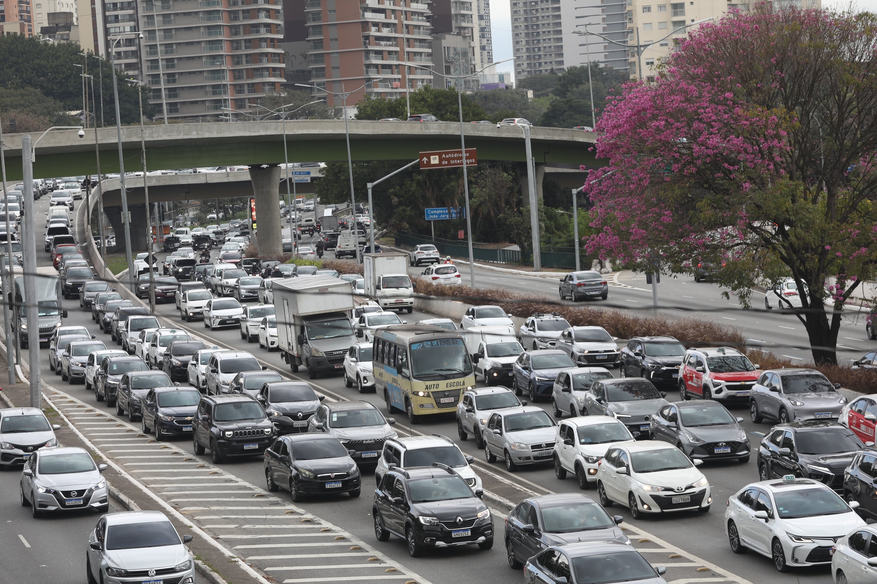 Movimento de veículos na Avenida 23 de Maio, na capital paulista, nesta quinta-feira,  23. A Prefeitura de São Paulo suspendeu nesta quinta-feira, 23, o rodízio municipal de   veículos em toda a capital. A medida vale para os dois períodos de restrição, das 7h às   10h e das 17h às 20h, e foi adotada em razão das alterações nas condições de circulação  registradas ao longo do dia após os problemas nas linhas 11-Coral, 12-Safira e 13-Jade do sistema ferroviário