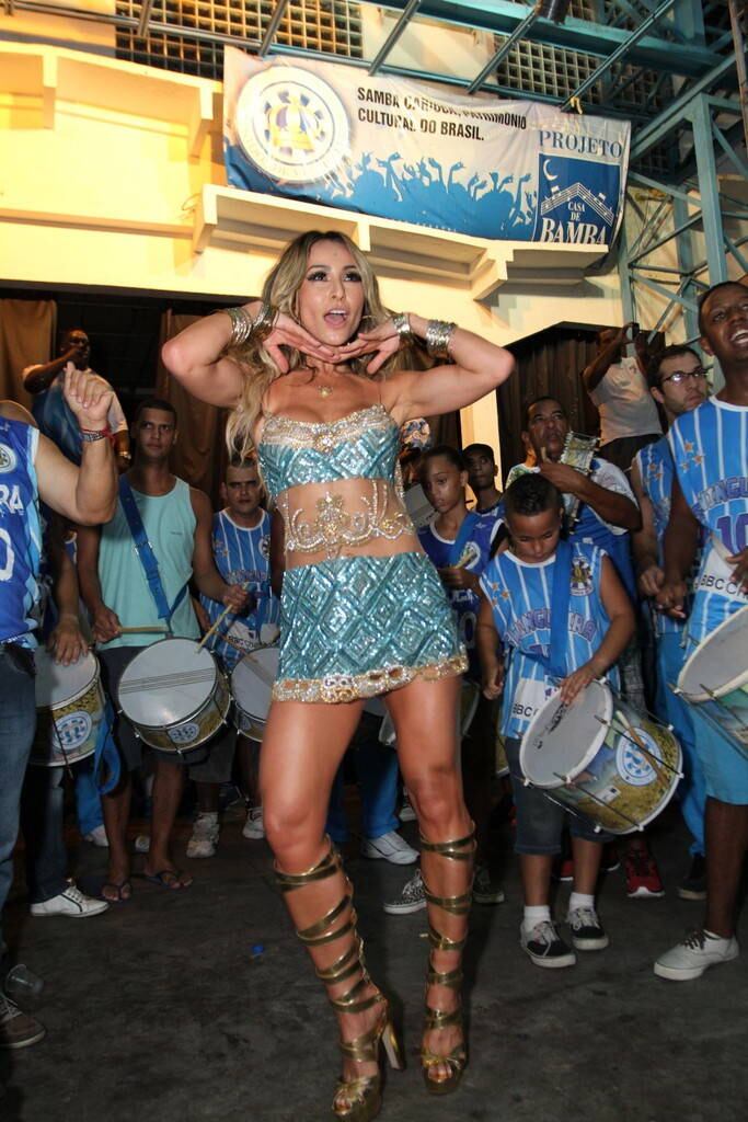 Sabrina Sato comemora aniversário na quadra da Vila Isabel
