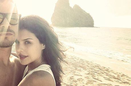 Thiago Martins aparece agarradinho a Paloma Bernardi