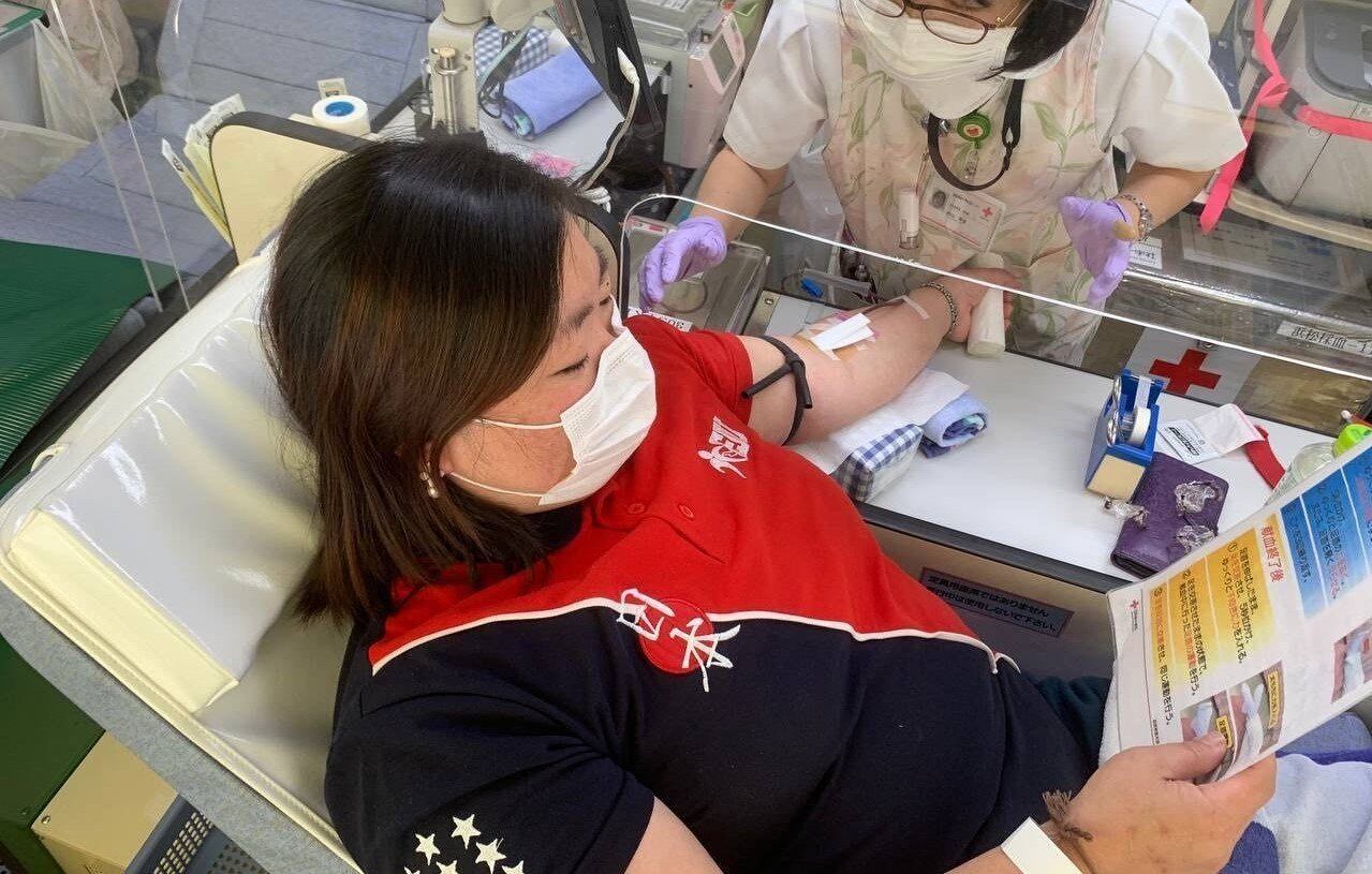 Voluntária da Força Jovem Universal (FJU) doa sangue