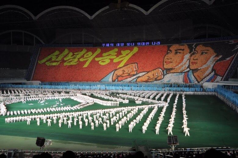 O estádio Rungrado May Day talvez seja um dos mais intimidantes do mundo. Não tanto pela torcida, tampouco pelos times que jogam lá. Os rituais e mosaicos feitos, como na foto, podem assustar a qualquer um. Além disso, opositores do regime norte-coreano já foram executados no estádio