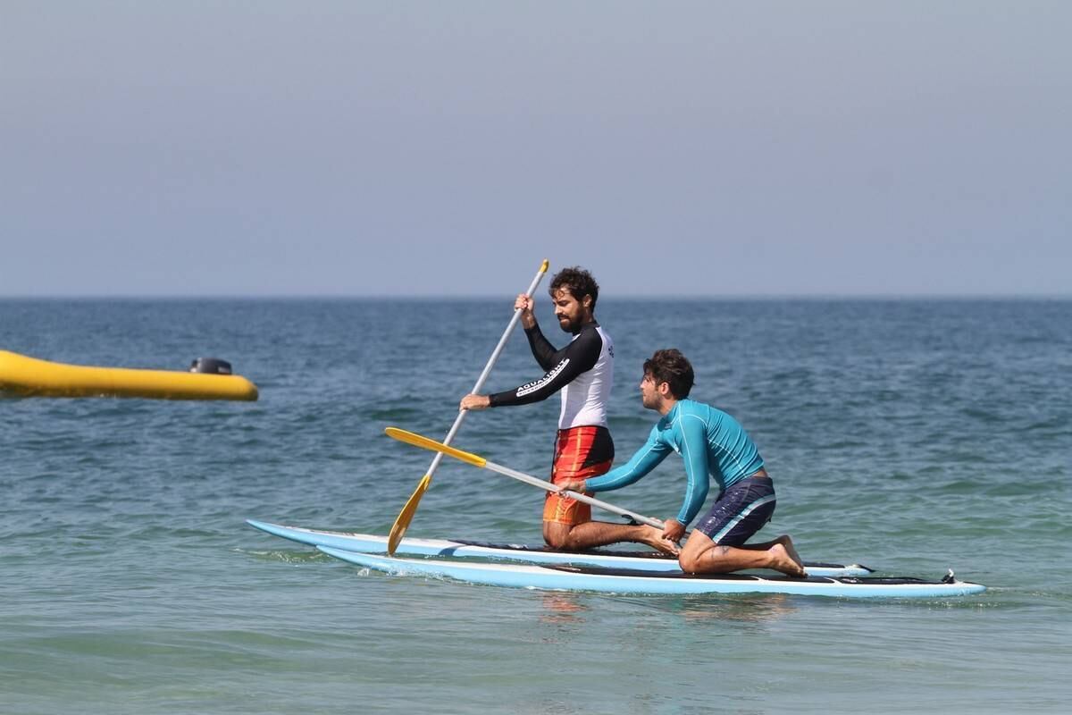 Bruno Gagliasso e Ricardo Pereira praticam stand up paddle na praia da Barra da Tijuca, no Rio