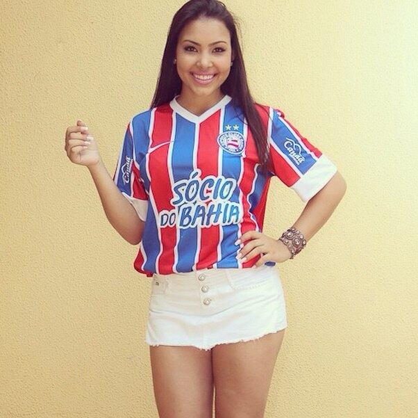 Depois que comemorou um gol do
Tricolor Baiano levantando a blusa, Isabella ganhou fama instantânea. 