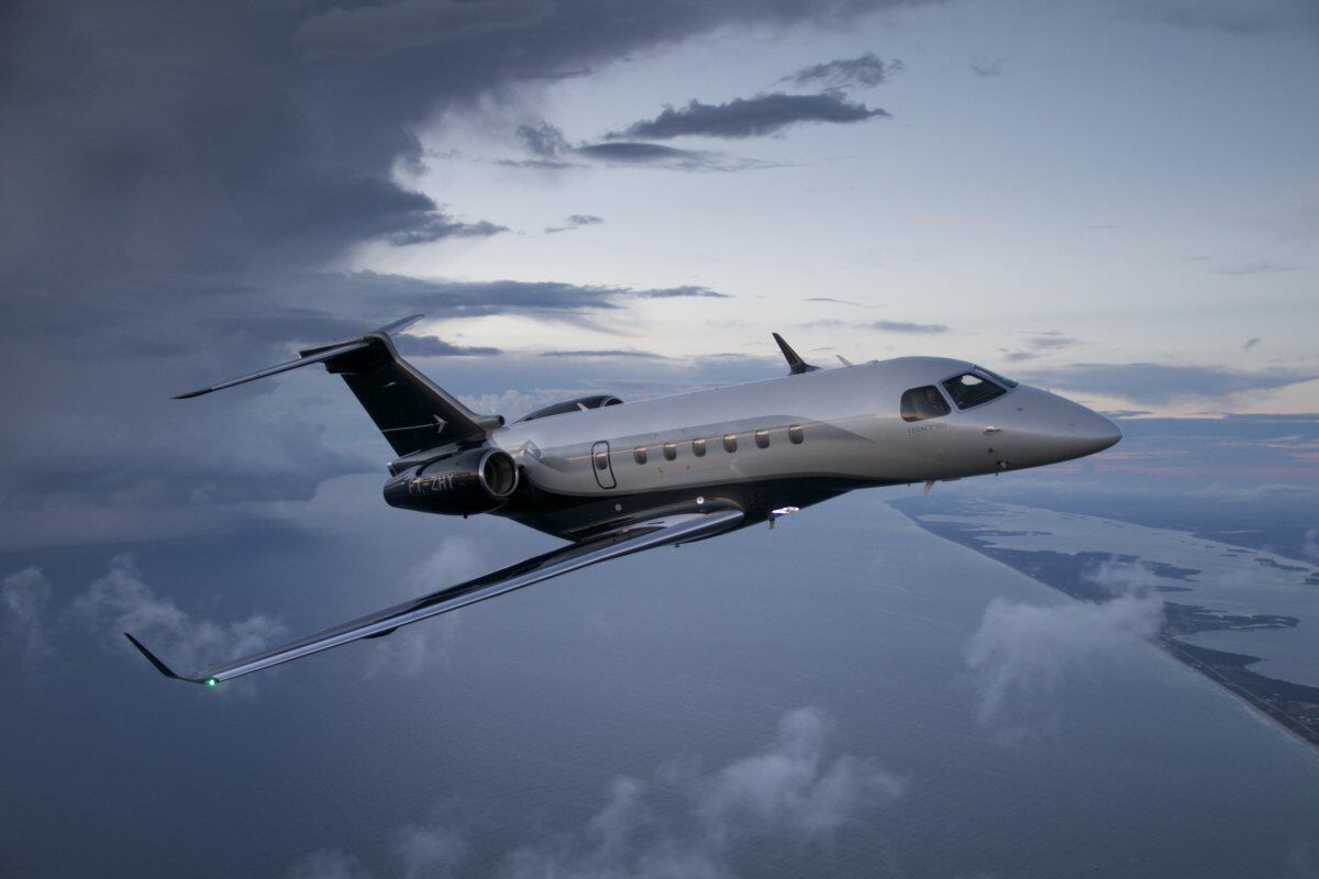 A aeronave é capaz de atingir uma velocidade máxima equivalente
a 0,83 vezes a velocidade do som e voar a mais de 13.000 metros de altura
(45.000 pés)