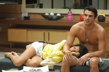 Os dois se conheceram na adolescência, antes mesmo de entrarem para o Big Brother Brasil 6, devido à carreira de modelo. Ela confessou que era apaixonada por Saullo quando tinha 14 anos. O casal viveu um relacionamento para lá de conturbado no reality, já que o modelo se envolveu com outra participante, Roberta. Mariana, por sua vez, se envolveu com Rafael. Porém, ao se encontrarem fora do confinamento, o romance engatou de vez e eles começaram a morar juntos em 2006. Atualmente, os dois são pais de Anita, de dois anos, e de Antônio, de quase sete meses