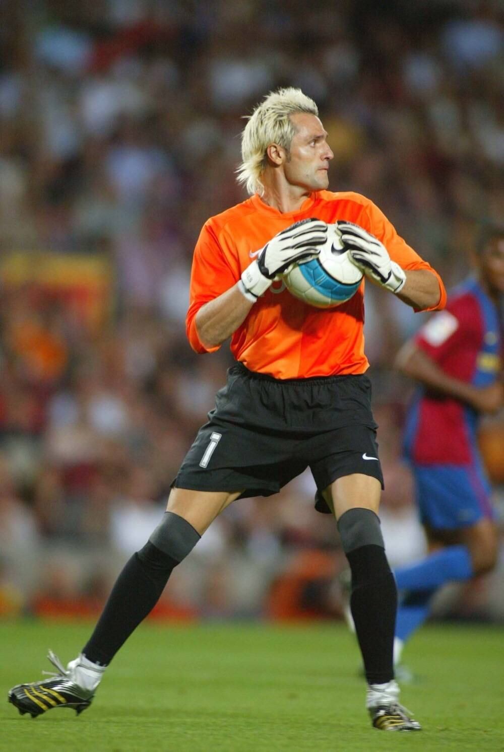 O caso mais inusitados, talvez, seja do goleio Canizares. Em 2002, o espanhol tentou segurar um vidro de perfume com os pés, mas acabou se cortando, perdendo, assim, a chance de disputar a sua última Copa do Mundo