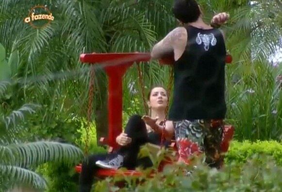 Li fez questão de mostrar que não se importa com as tarefas domésticas. Ela falou aos peões que se for Fazendeira vai colocar “todas as patricinhas para trabalhar”

+ O que é pior: não ter água ou ficar sem gás? Relembre as punições de A Fazenda 8
+ Relembre os maiores barracos das duas primeiras semanas de A Fazenda
+ "Vontade de pular aquela cerca e sair correndo", desabafa Marcelo Bimbi
+ Ovelha conversa com Mara Maravilha e abre o olho da peoa: “Você está dissimulada”
+ Luka Ribeiro questiona Edu K sobre os sentimentos do peão na noite de eliminação
