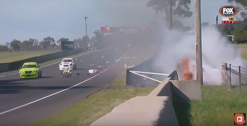 O acidente deixou três funcionários de pista feridos. No entanto, eles passam bem