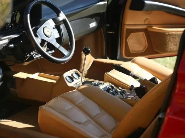 O interior do esportivo também foi refeito em couro de tom clássico