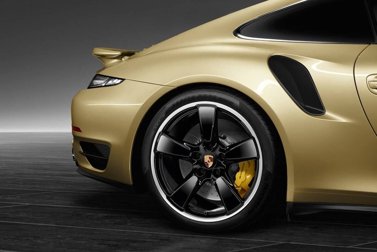 Além da cor única (chamada de Lime Gold), este Porsche 911 Turbo recebeu uma série de acessórios, incluindo a enorme roda de 20 polegadas com visual retrô

Saiba tudo sobre carros! Acesse R7.com/carros
E confira os melhores preços de novos e usados em r7.icarros.com.br