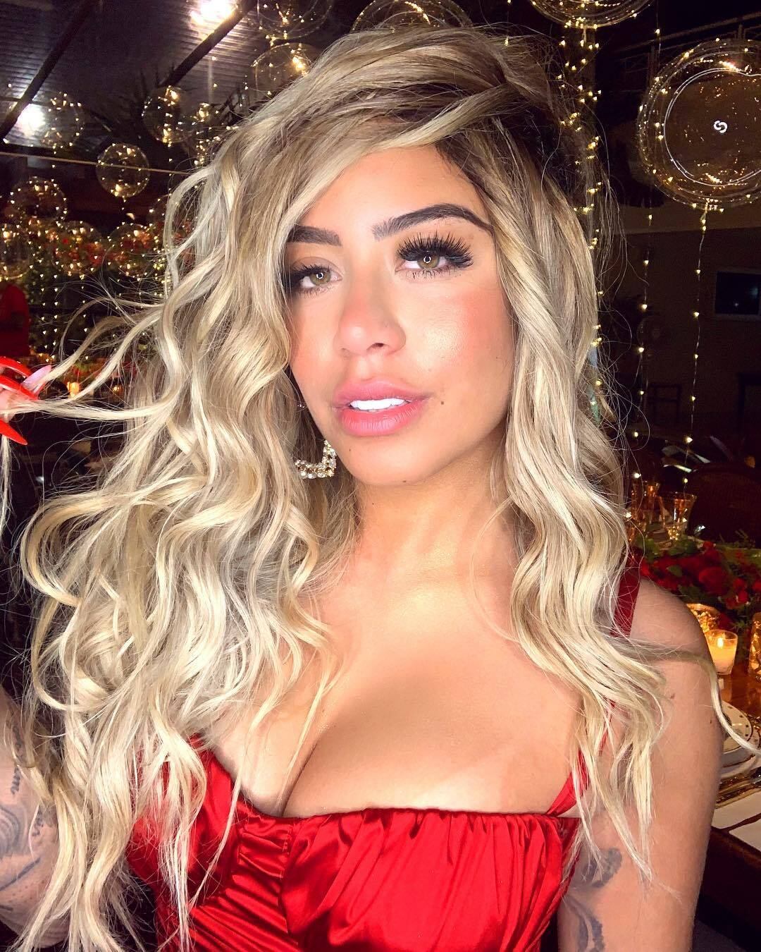Rafaela Santos, irmã de Neymar, mostrou seu look vermelho para a festa de Natal 