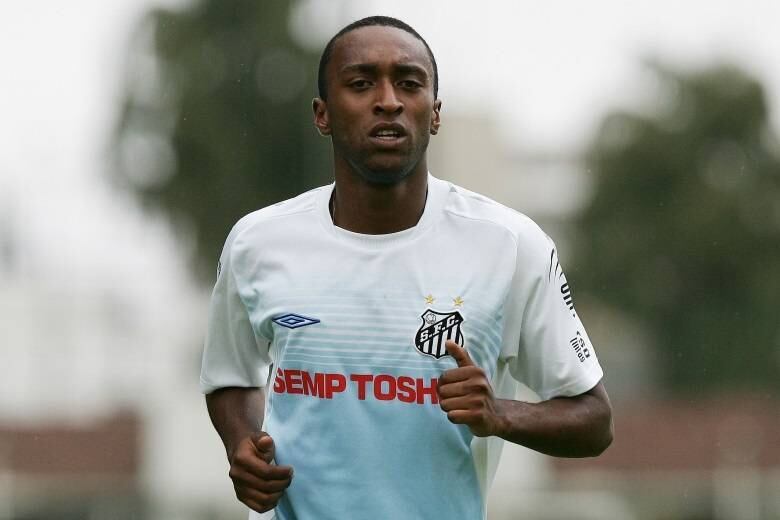 Destaque do Liga Deportiva Universitária na conquista da Libertadores em 2008, o meia-atacante equatoriano Luis Bolaños chegou como esperança ao Santos em 2009. Mas teve problemas de relacionamento, foi transferido para o Inter-RS e, mesmo tendo feito uma ou outra boa partida, não rendeu o suficiente para permanecer em Porto Alegre. Sua permanência no Brasil durou menos de um ano e ele retornou para o Equador.